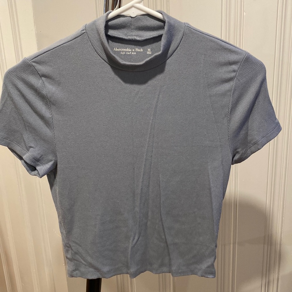 Like new! Women’s Abercrombie mock neck cropped t-shirt.